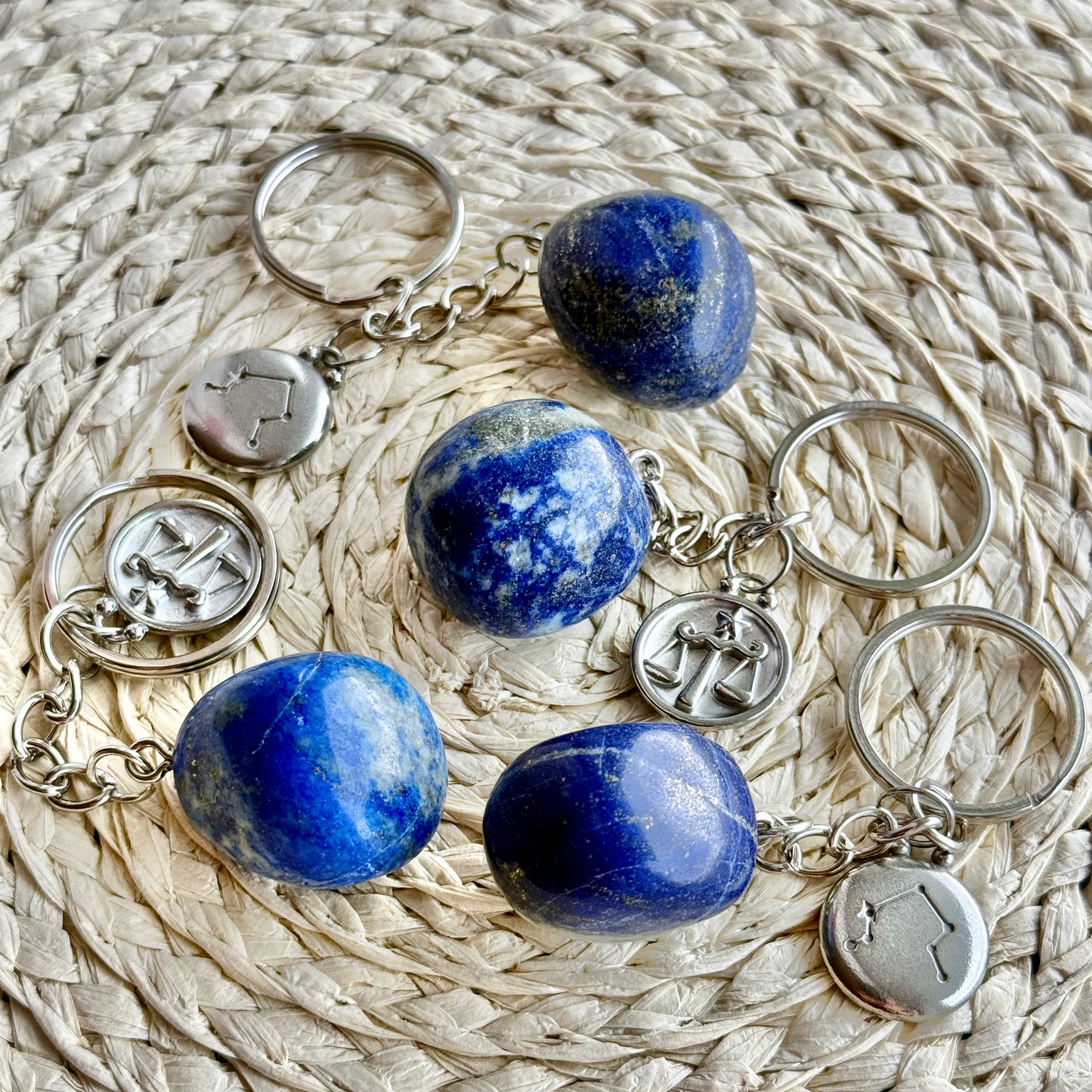 ZODIAKALNY BRELOK Z KAMIENIEM LAZURYT WAGA